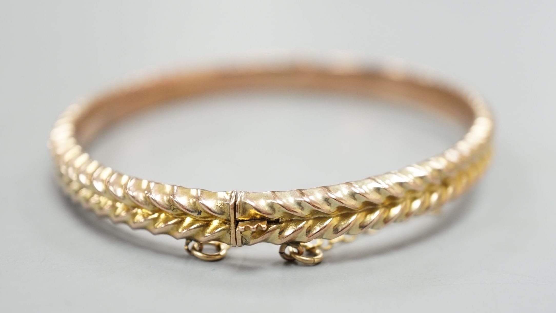 An Edwardian 9ct hinged bangle, 58mm, 8.4 grams.